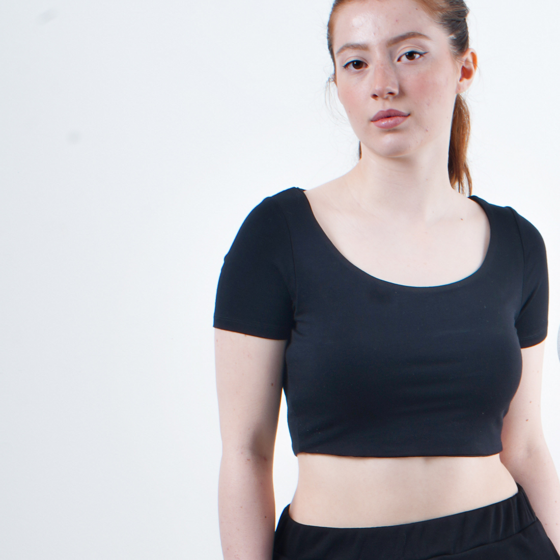 GNC - KISA KOLLU-U YAKA CROP T-SHİRT- SİYAH