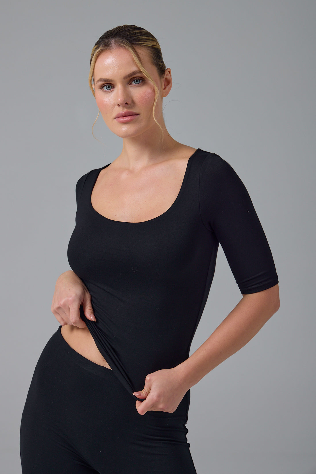 GNC-U YAKA YARIM KOL  T-SHIRT - SİYAH
