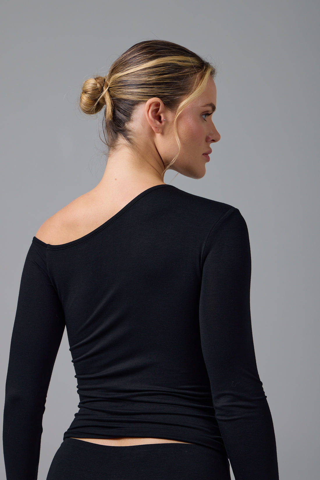 SERENE - ASİMETRİK TEK OMUZ DETAY T-SHIRT - SİYAH