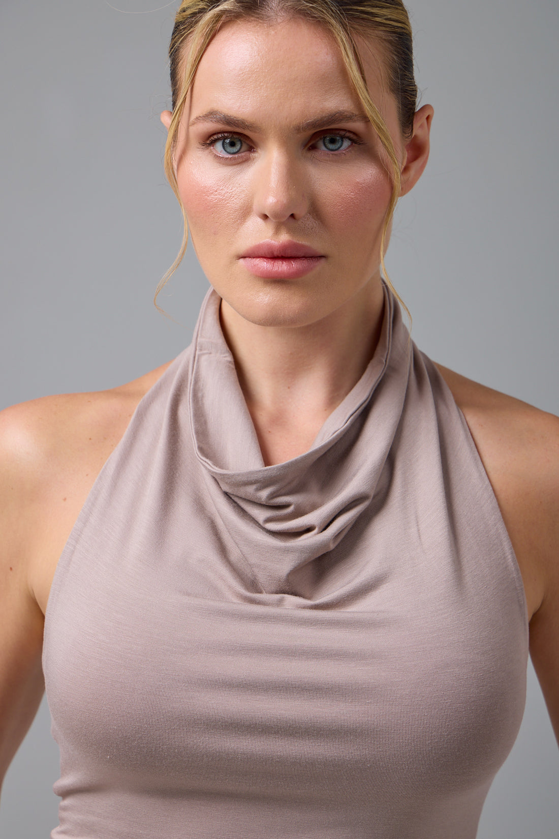 MİRAE - DEGAJE YAKA SIRT DETAY T-SHIRT - MOCHA