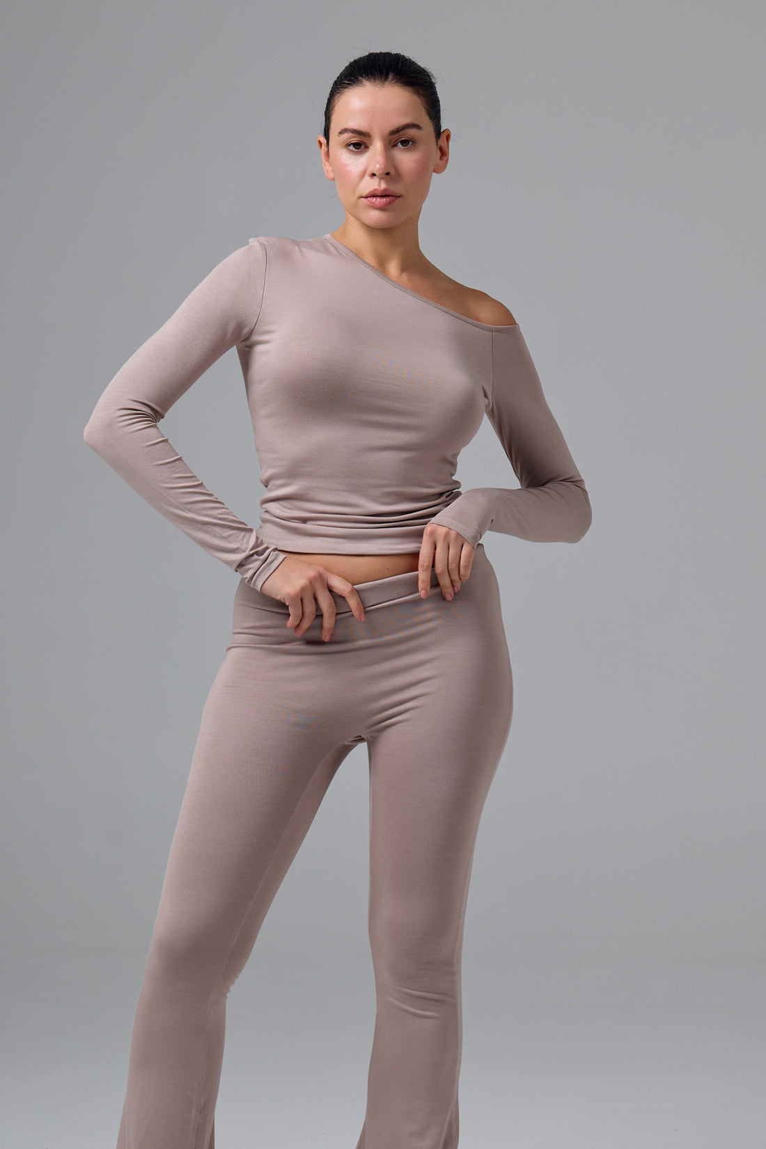 SERENE - ASİMETRİK TEK OMUZ DETAY T-SHIRT - MOCHA