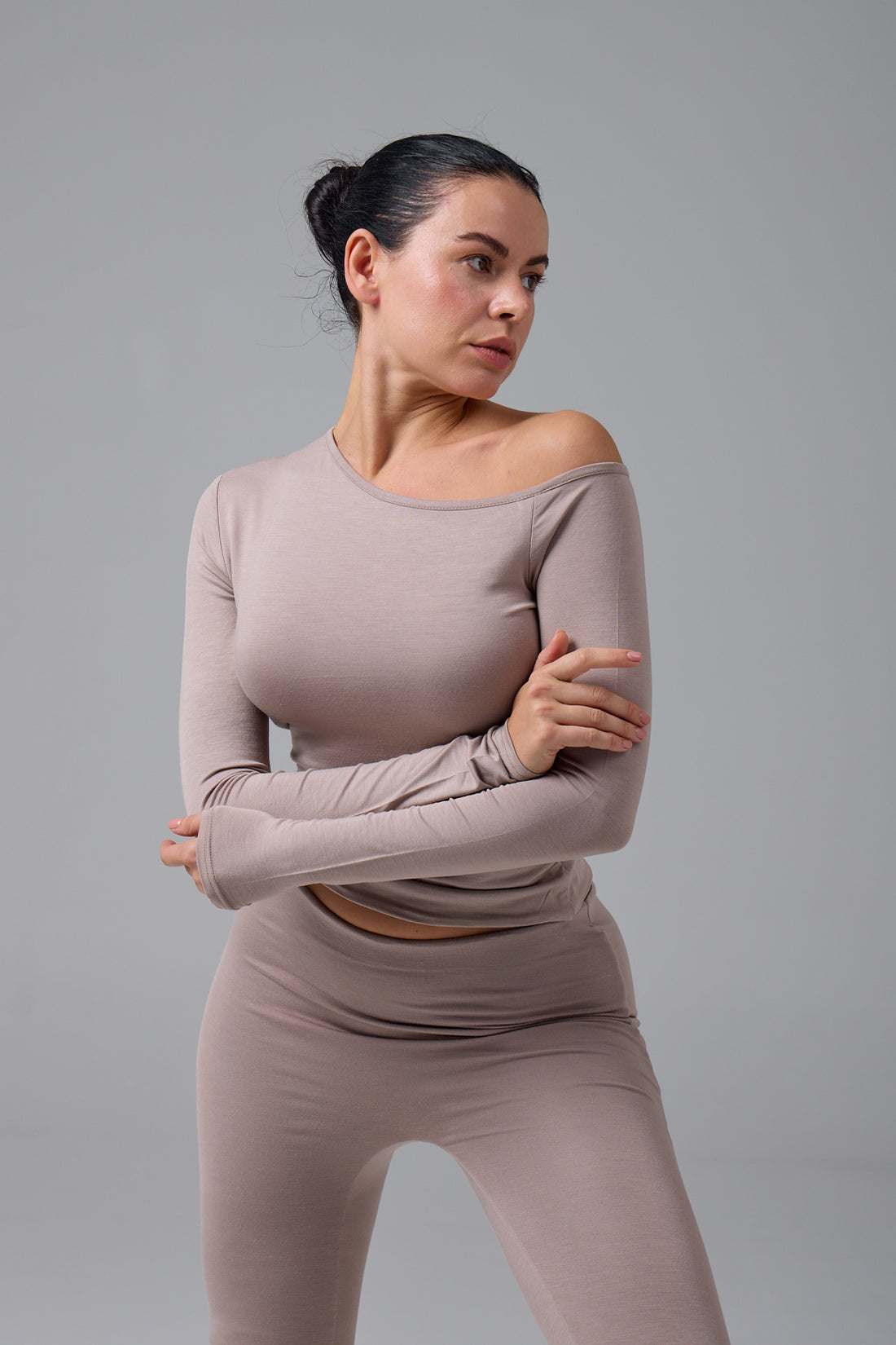 SERENE - ASİMETRİK TEK OMUZ DETAY T-SHIRT - MOCHA