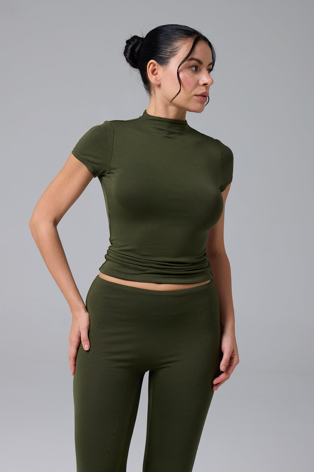 MUAZE - YARIM BOĞAZ YAKA - AY KOL T-SHIRT - GREEN OLIVE