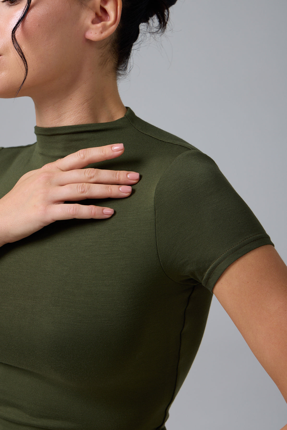 MUAZE - YARIM BOĞAZ YAKA - AY KOL T-SHIRT - GREEN OLIVE