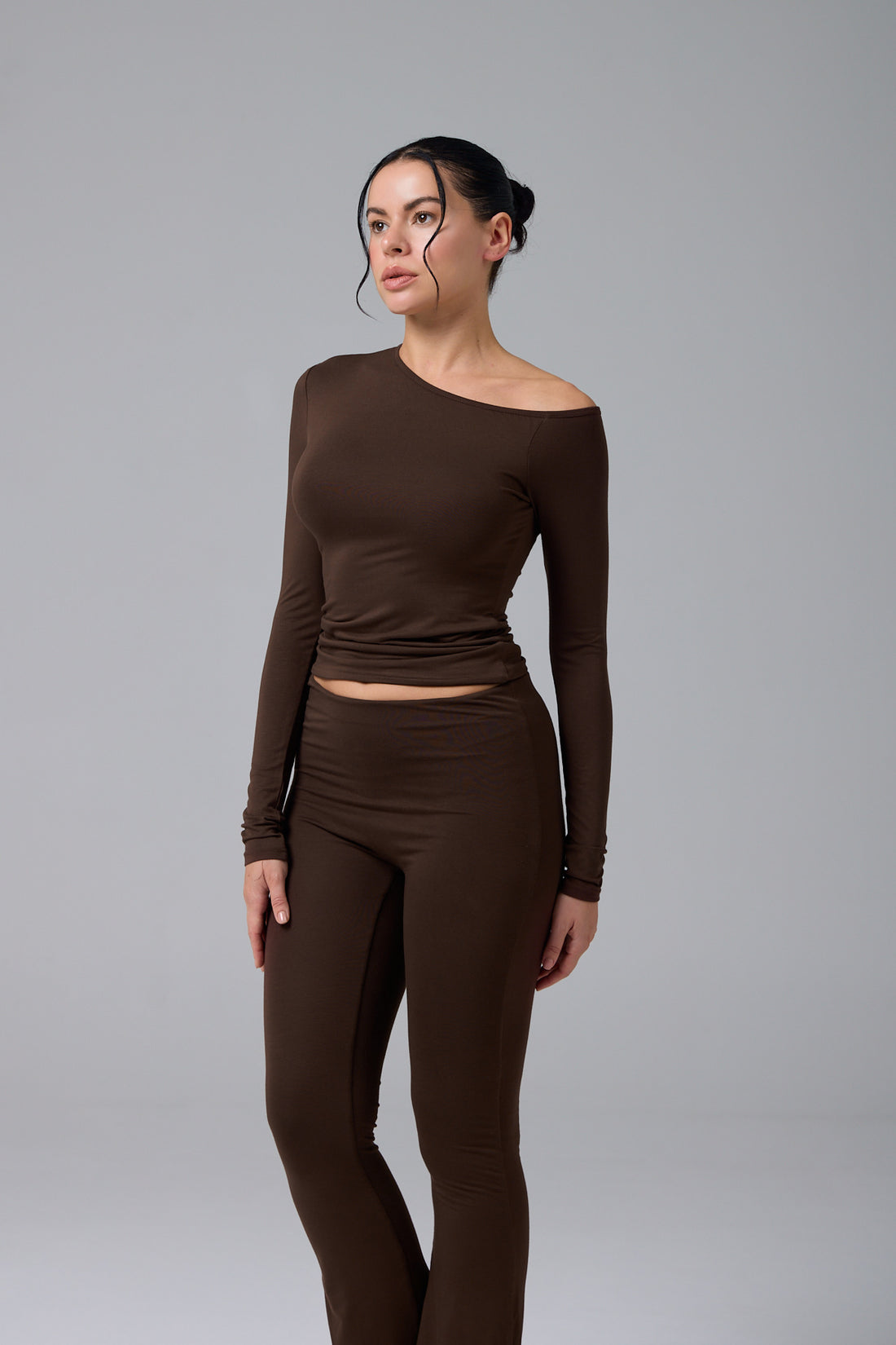 SERENE - ASİMETRİK TEK OMUZ DETAY T-SHIRT - CHOCOLATE