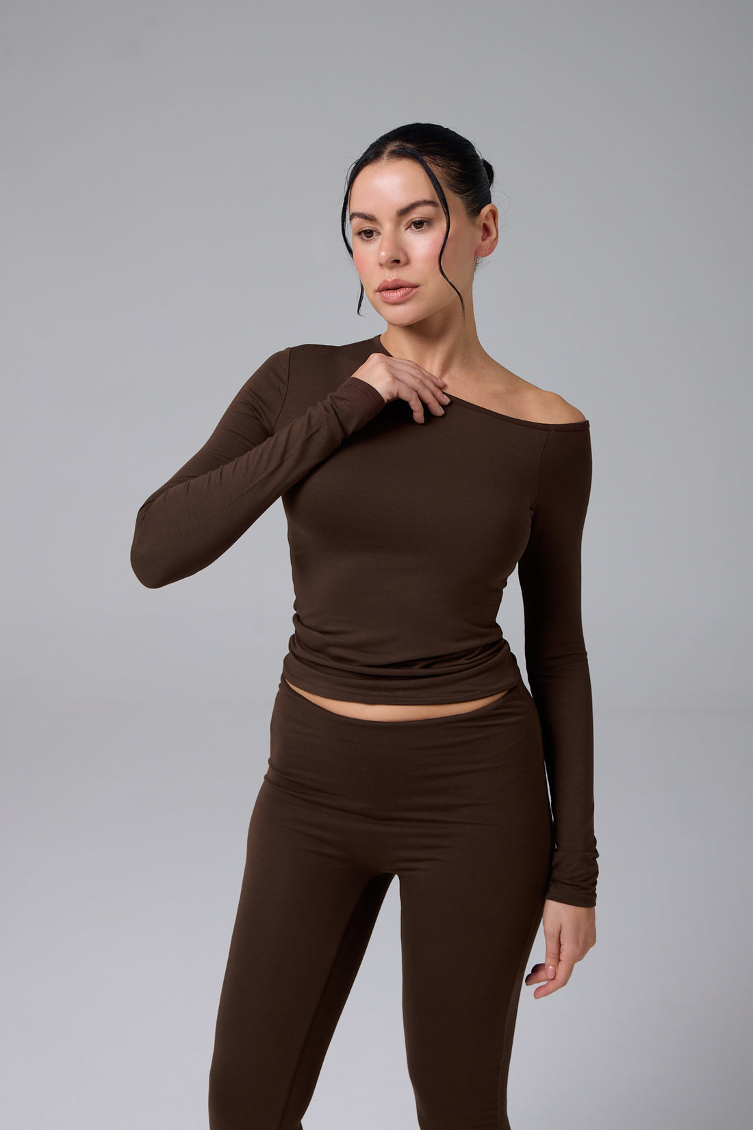 SERENE - ASİMETRİK TEK OMUZ DETAY T-SHIRT - CHOCOLATE