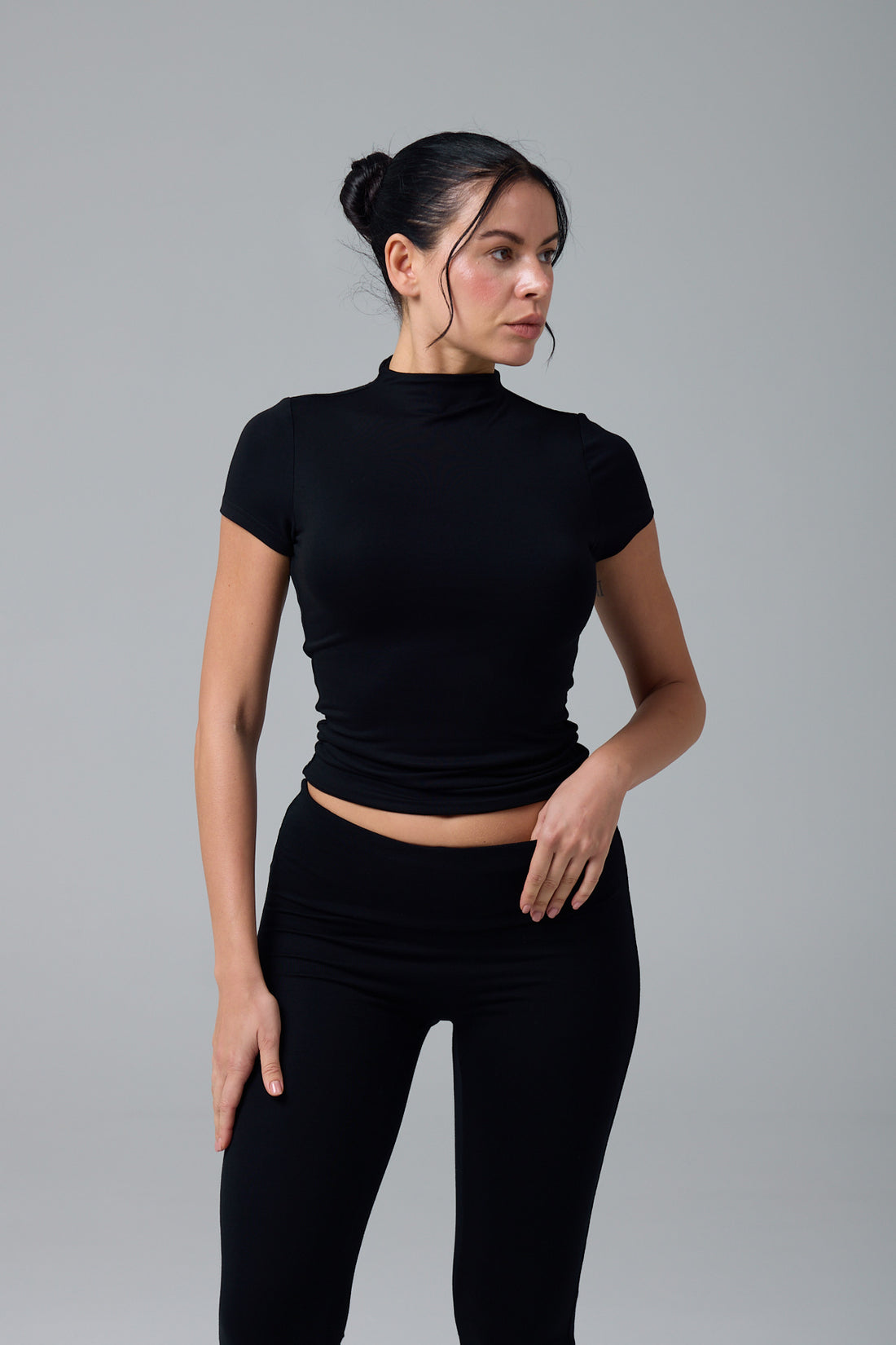 MUAZE - YARIM BOĞAZ YAKA - AY KOL T-SHIRT - SİYAH