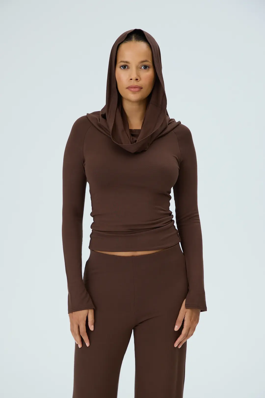 SAHARA - DÖNÜŞEBİLİR KAPÜŞON YAKA, YIRTMAÇ DETAYLI KOL T-SHIRT — 1