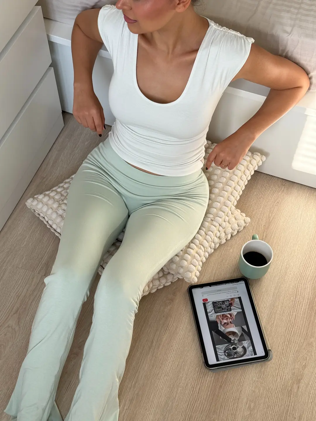 HELENIE DUAL - ÇİFT TARAFLI & ÇİFT RENKLİ U YAKA OMUZ BÜZGÜ DETAYLI T-SHIRT — 5