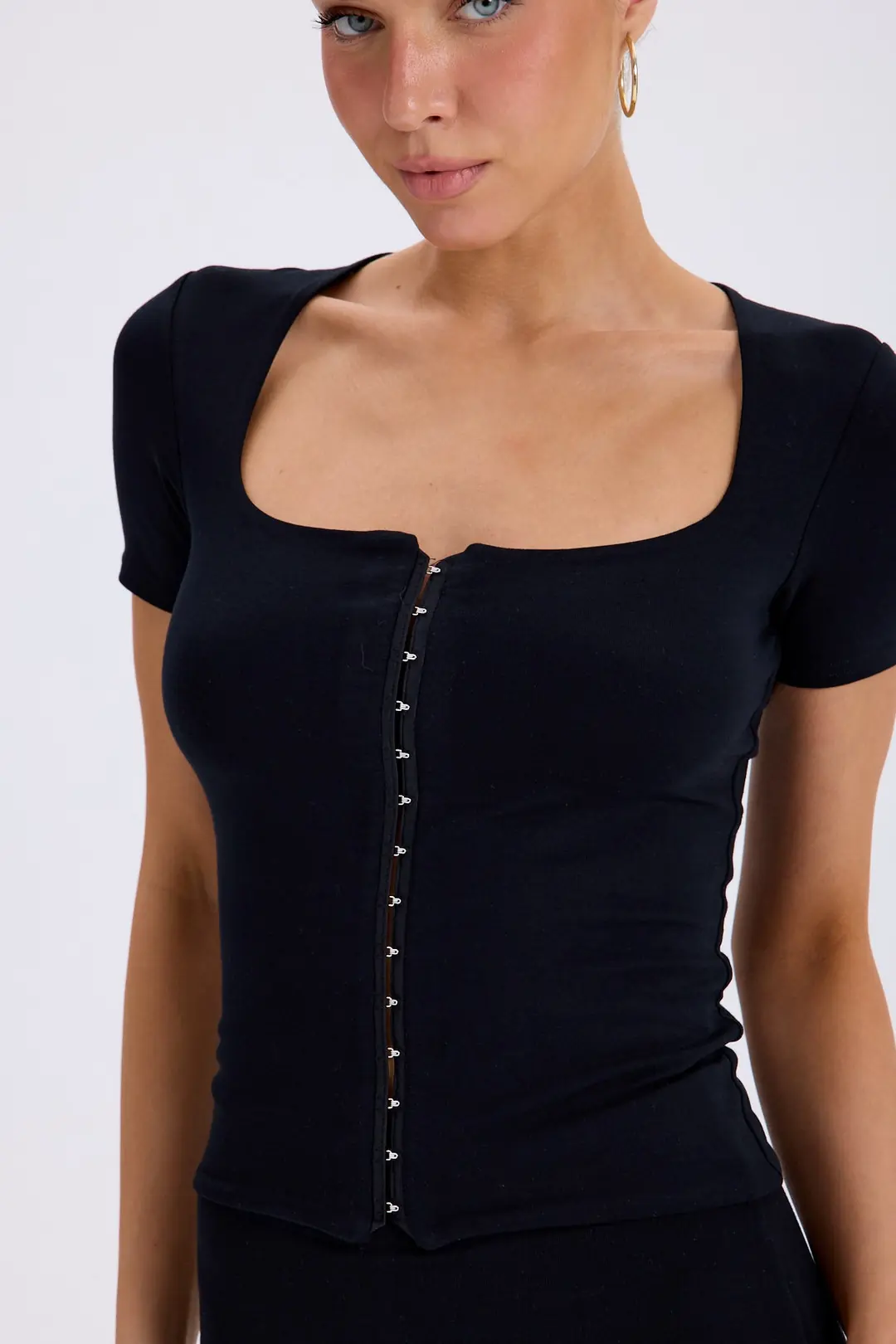 TUGBAÉ - KARE YAKA AGRAF KAPAMALI KISA KOL TOP — 9