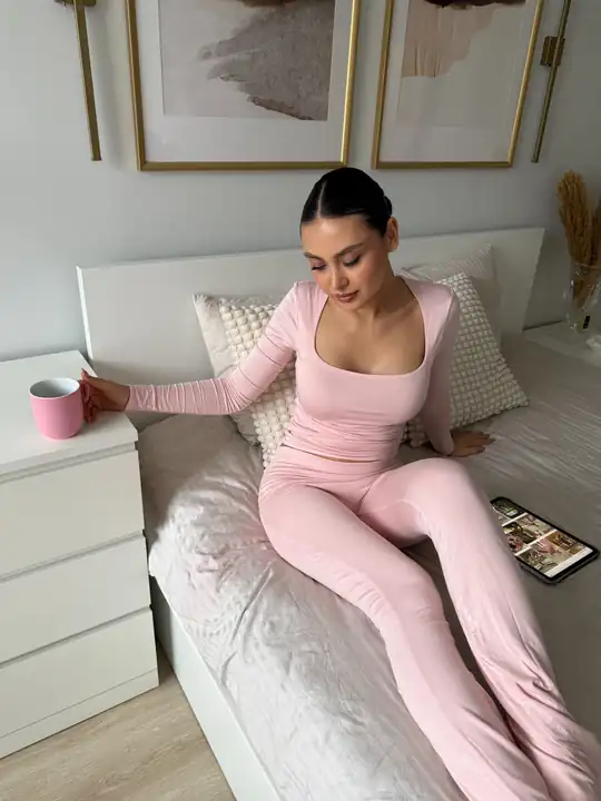 Helen - Kare Yaka Uzun Kol T-Shırt
