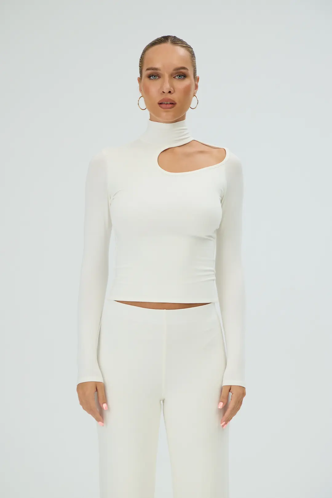 AMARE - YÜKSEK YAKA GÖĞÜSTEN OMUZA ASİMETRİK KESİM T-SHIRT — 1