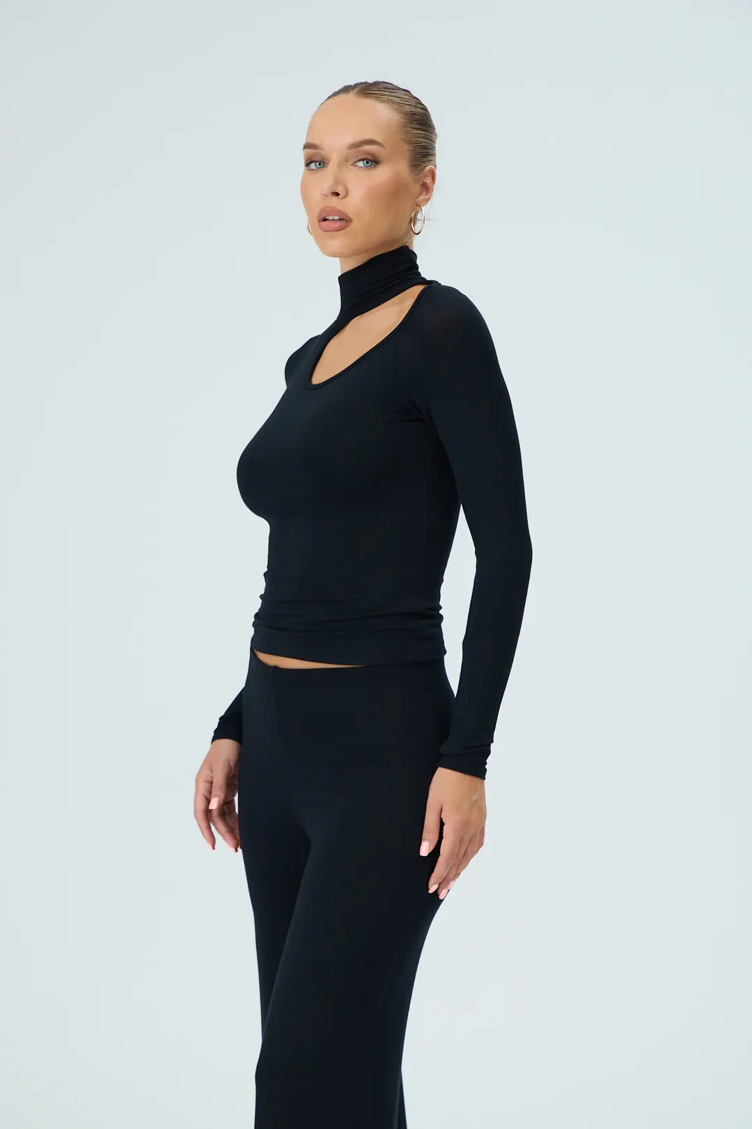 AMARE - YÜKSEK YAKA GÖĞÜSTEN OMUZA ASİMETRİK KESİM T-SHIRT — 3