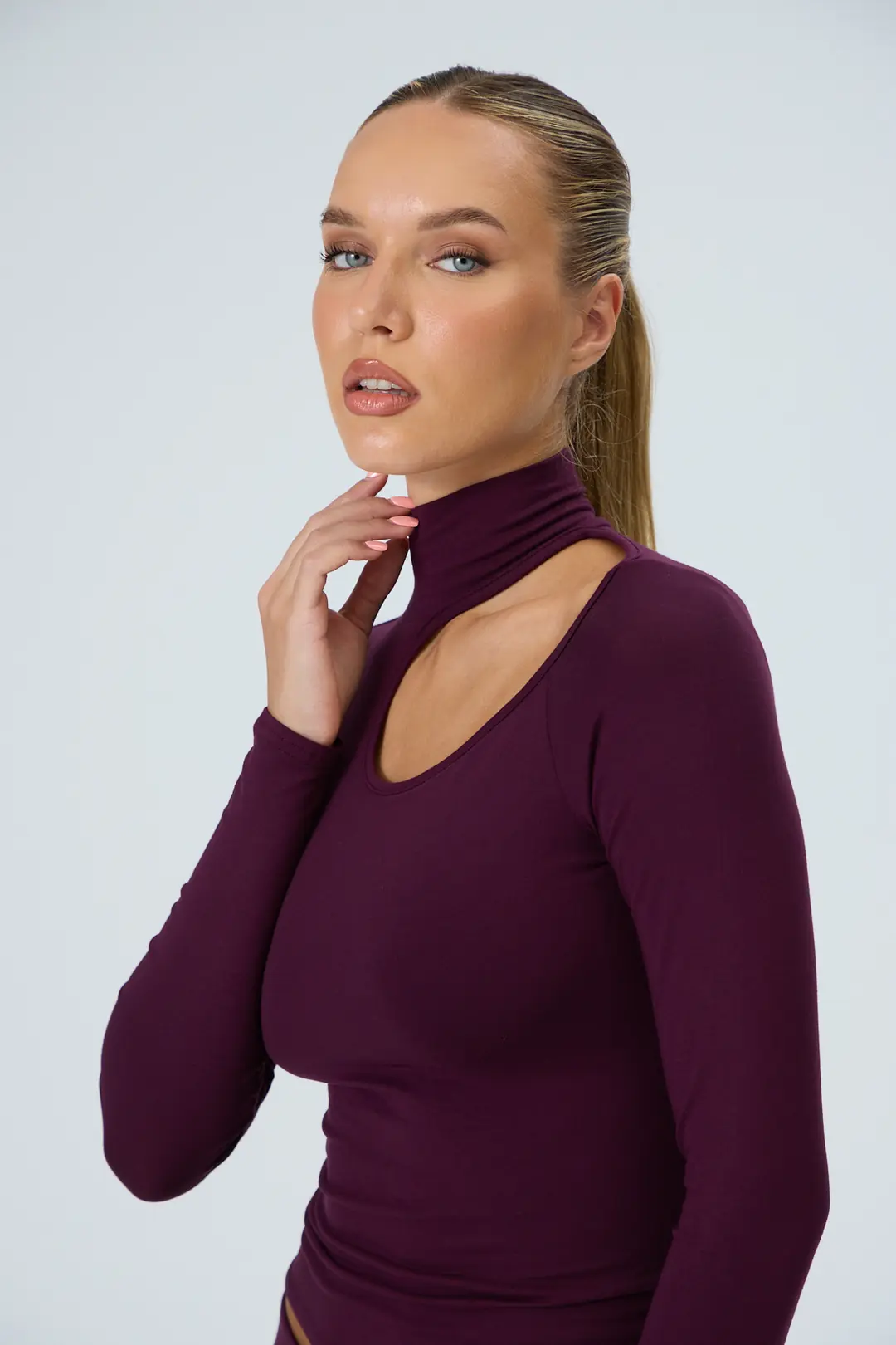 AMARE - YÜKSEK YAKA GÖĞÜSTEN OMUZA ASİMETRİK KESİM T-SHIRT - MULBERRY