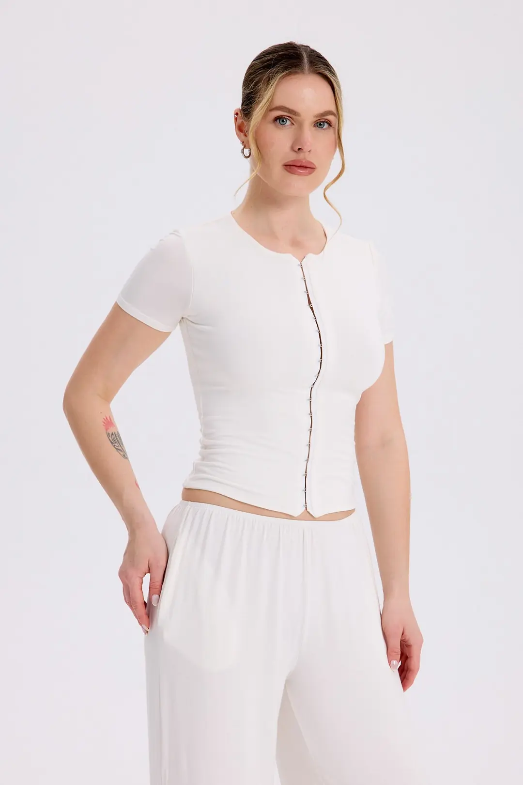 ZELLA - YUVARLAK YAKA AGRAF KAPALI TOP - CREAM