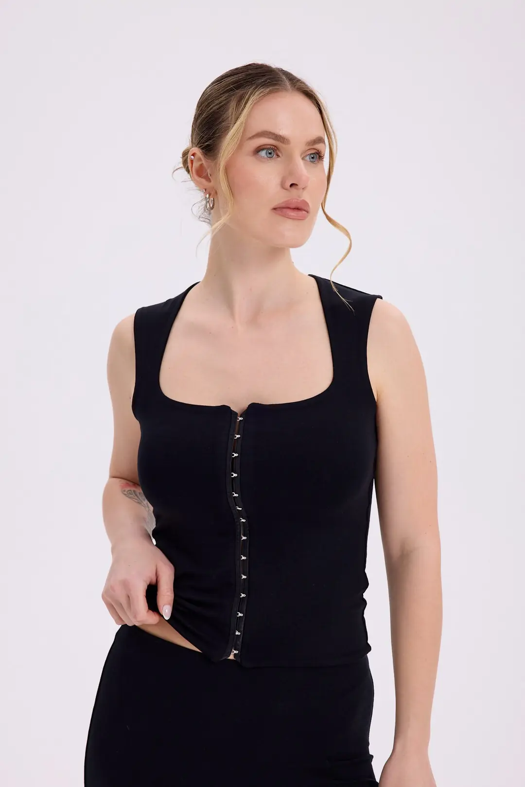 TUGBAÉ - KARE YAKA AGRAF KAPAMALI KOLSUZ TOP — 3