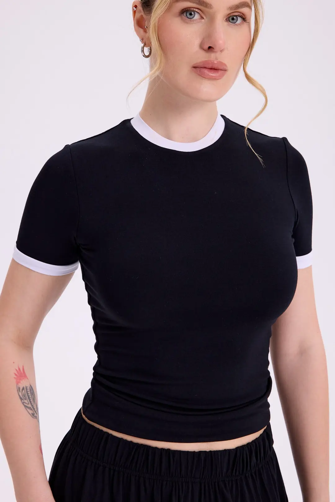 OZY - KONTRAST DETAY KISA KOL T-SHIRT — 5