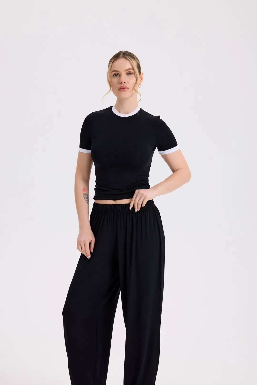 OZY - KONTRAST DETAY KISA KOL T-SHIRT — 3