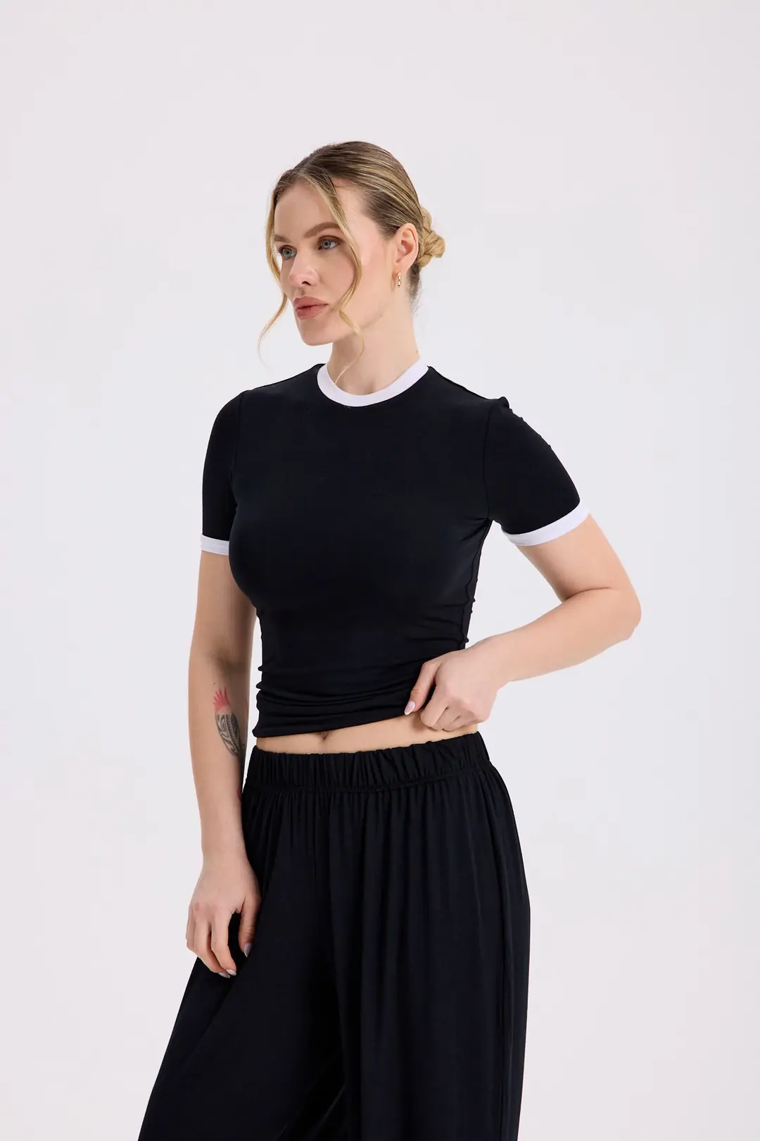 OZY - KONTRAST DETAY KISA KOL T-SHIRT — 4