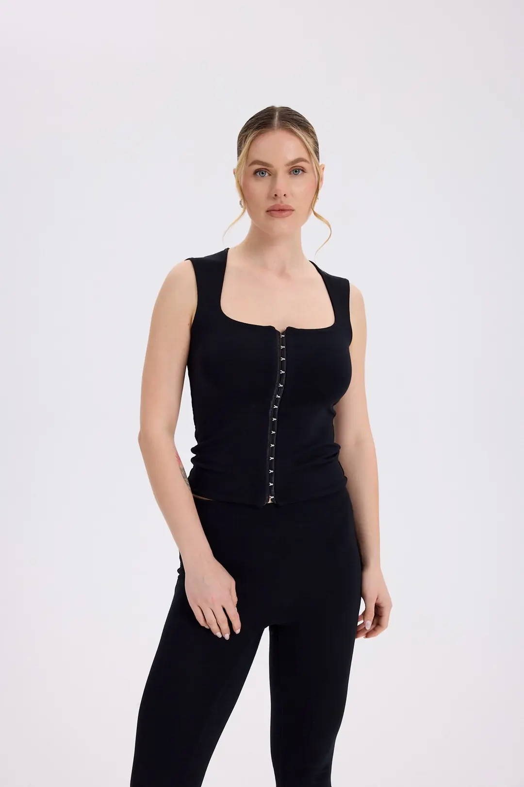 TUGBAÉ - KARE YAKA AGRAF KAPAMALI KOLSUZ TOP — 1