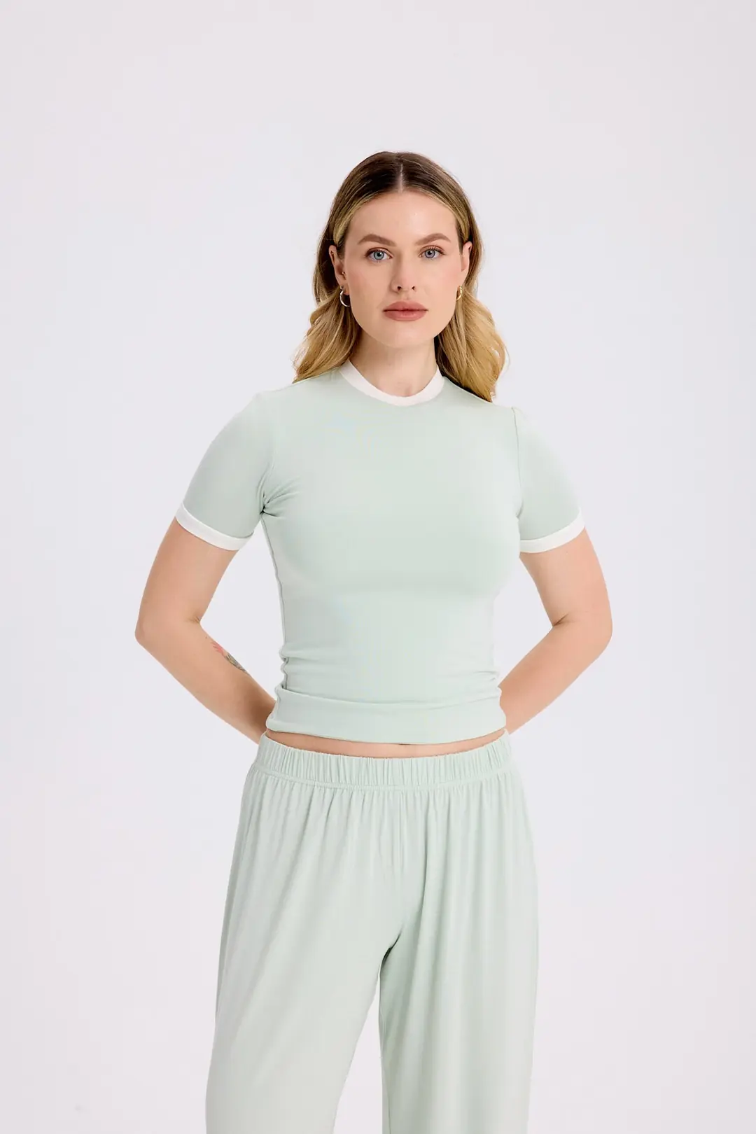 OZY - KONTRAST DETAY KISA KOL T-SHIRT — 4