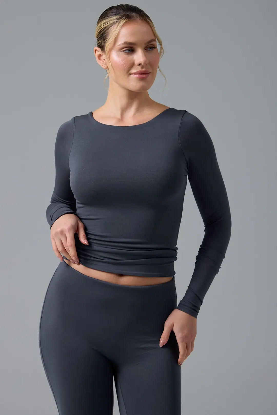 HOLE - SIRTI AÇIK UZUN KOLLU T-SHIRT — 3