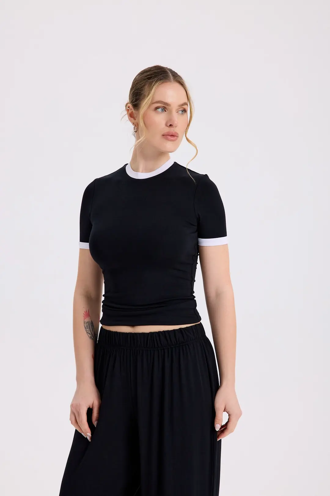 OZY - KONTRAST DETAY KISA KOL T-SHIRT — 1
