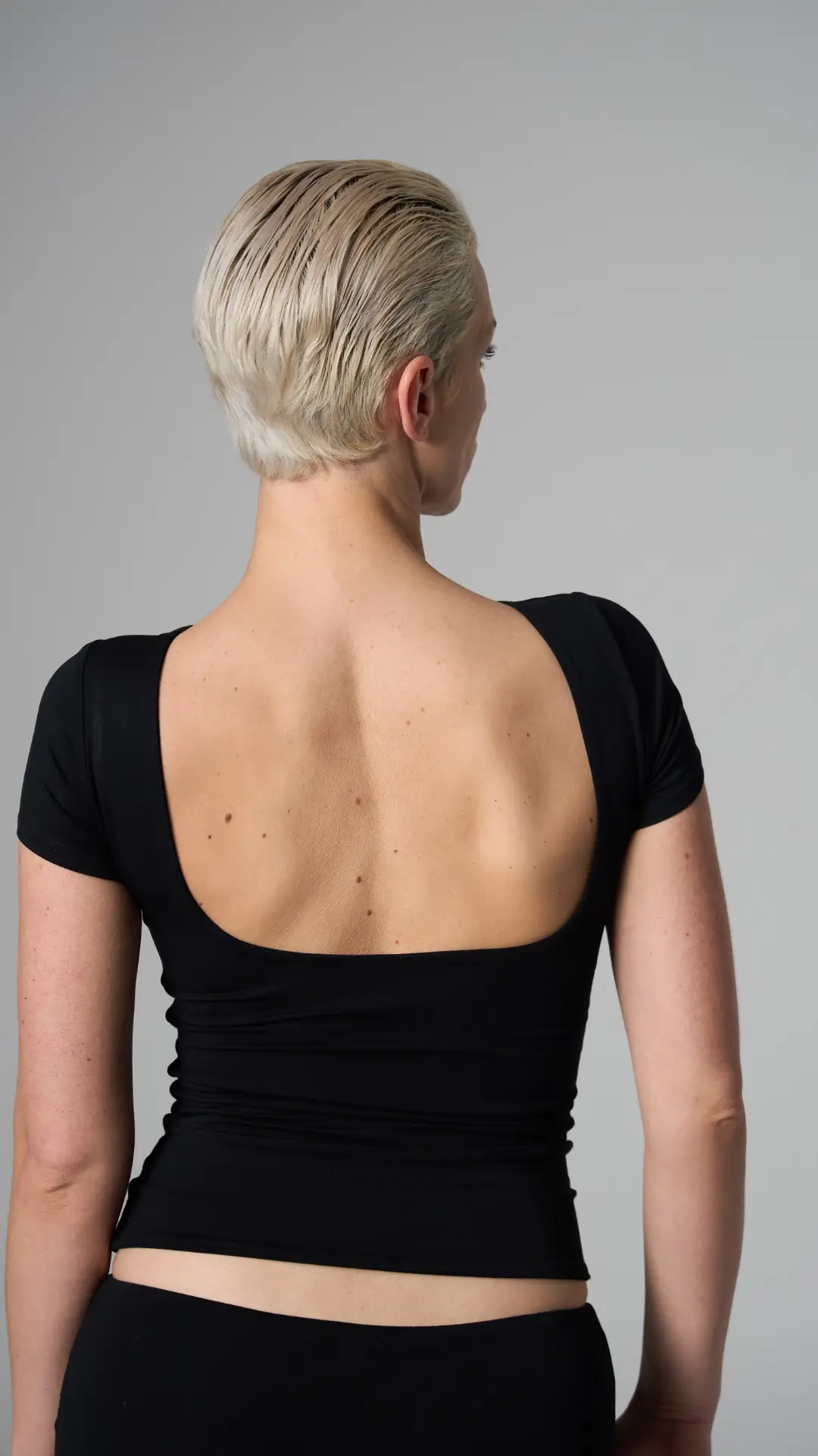 HOLE - SIRT DETAY KAP KOL T-SHIRT — 4