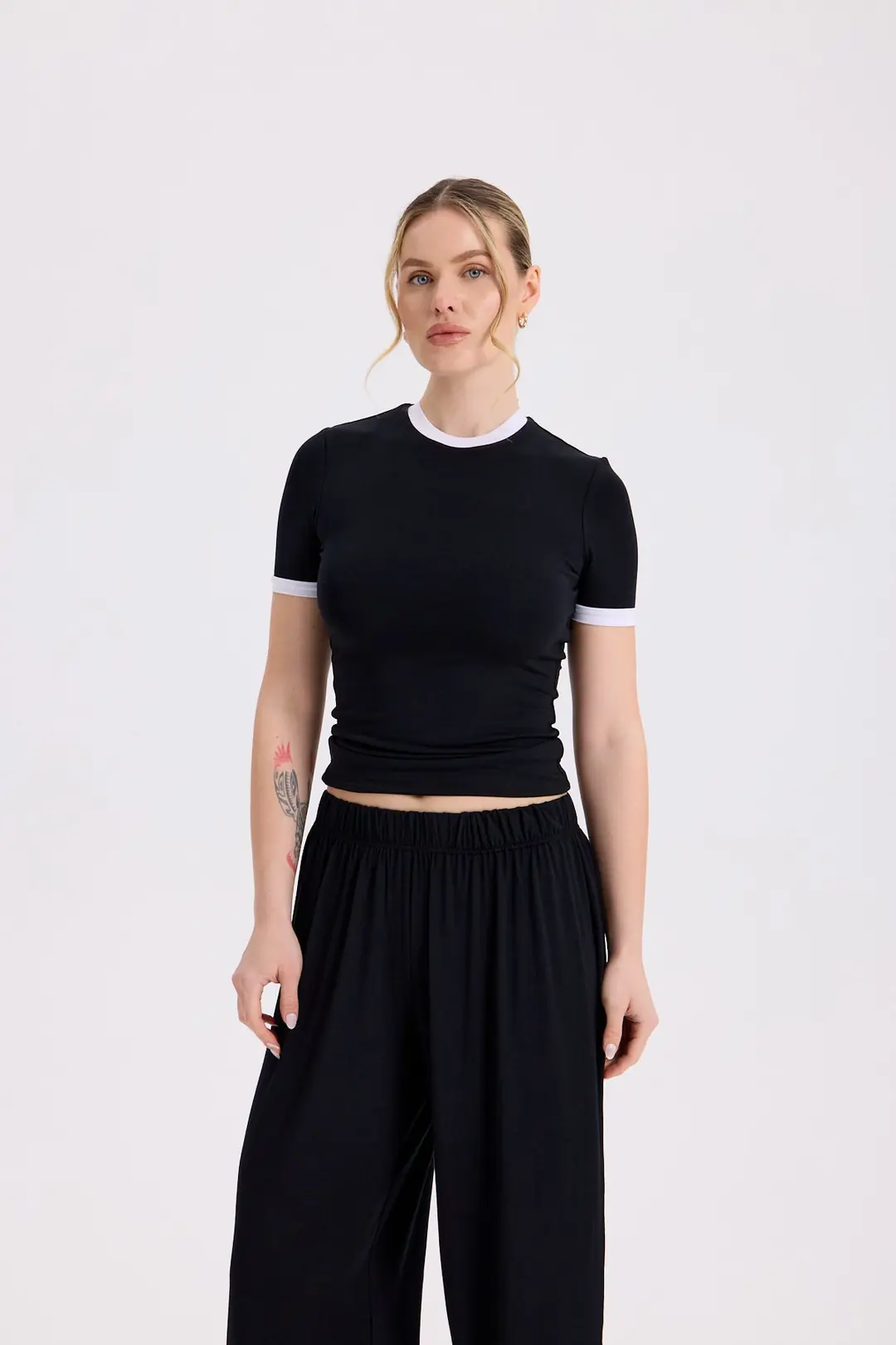 OZY - KONTRAST DETAY KISA KOL T-SHIRT — 2