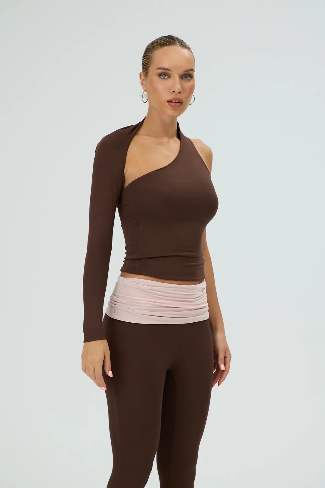 DESIRE - ASİMETRİK BOYUN GEÇİŞLİ T-SHIRT - CHOCOLATE