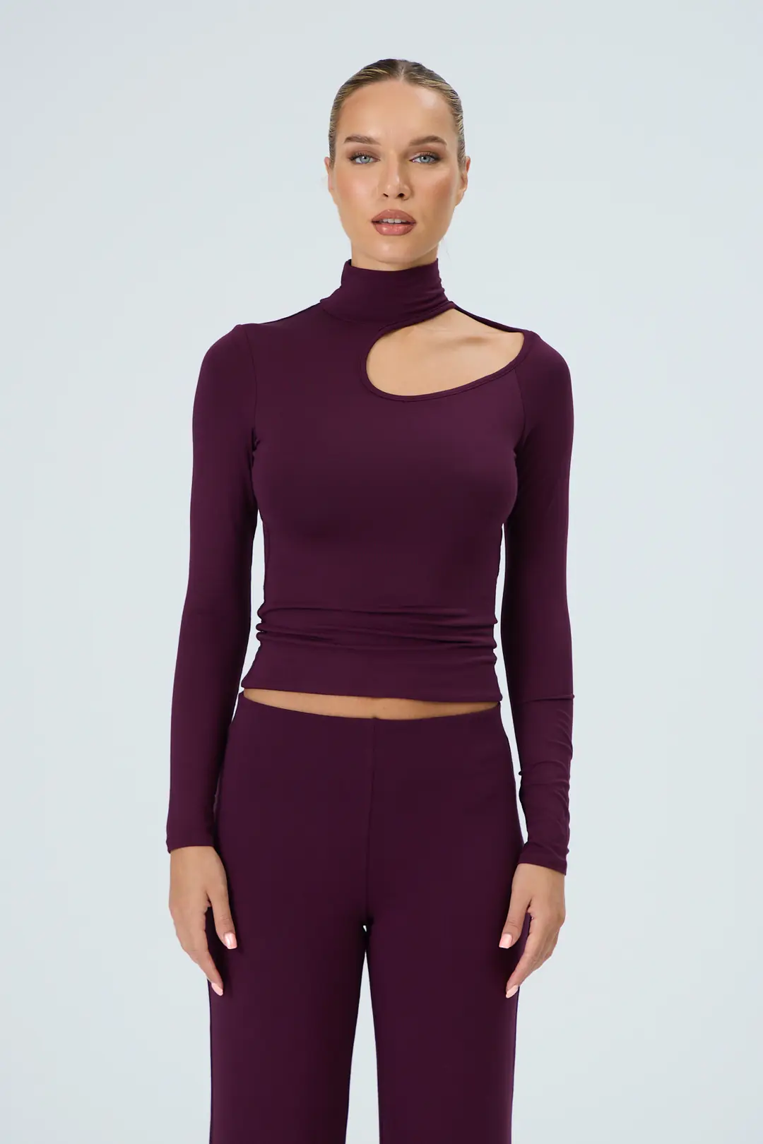 AMARE - YÜKSEK YAKA GÖĞÜSTEN OMUZA ASİMETRİK KESİM T-SHIRT — 1
