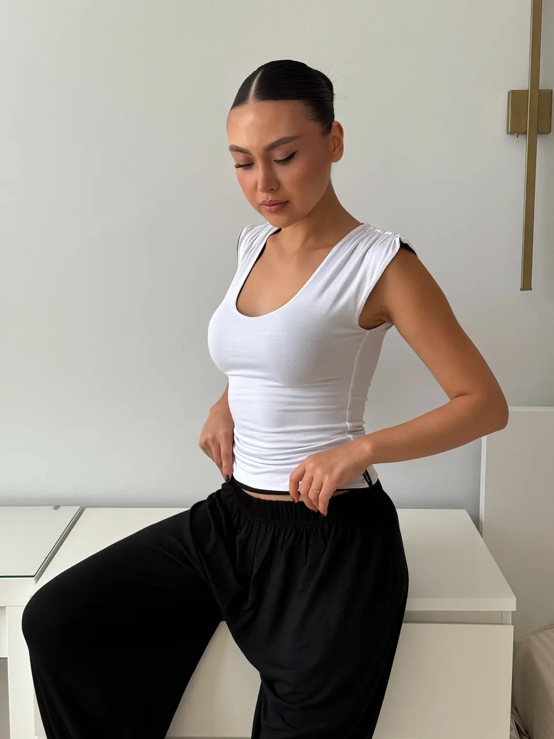 HELENIE DUAL - ÇİFT TARAFLI & ÇİFT RENKLİ U YAKA OMUZ BÜZGÜ DETAYLI T-SHIRT — 5