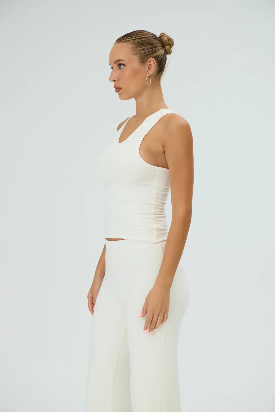 SUNDAY - ÖN-ARKA V FORM KOLSUZ T-SHIRT - CREAM