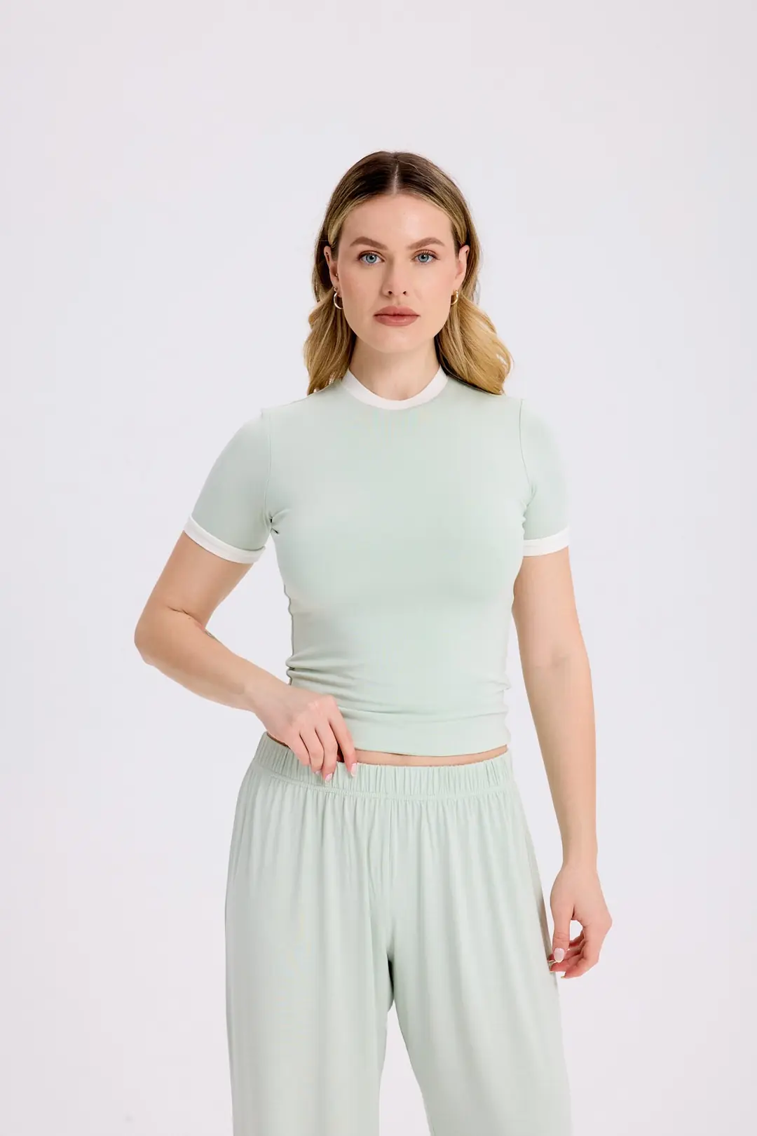 OZY - KONTRAST DETAY KISA KOL T-SHIRT — 1