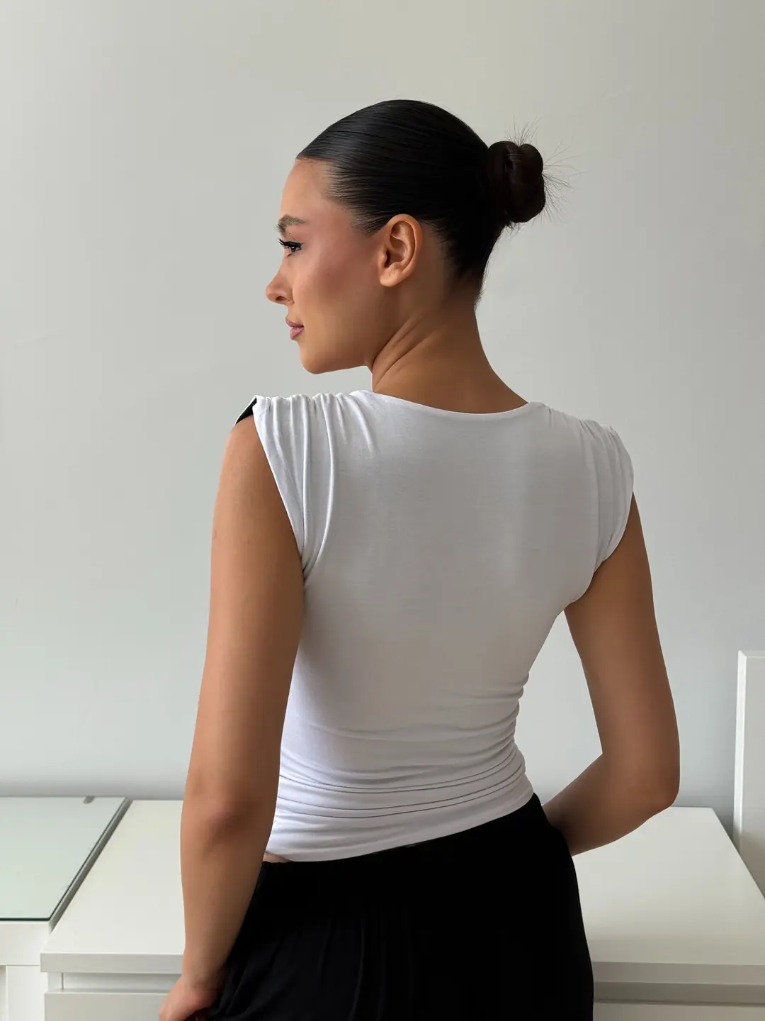 HELENIE DUAL - ÇİFT TARAFLI & ÇİFT RENKLİ U YAKA OMUZ BÜZGÜ DETAYLI T-SHIRT — 6