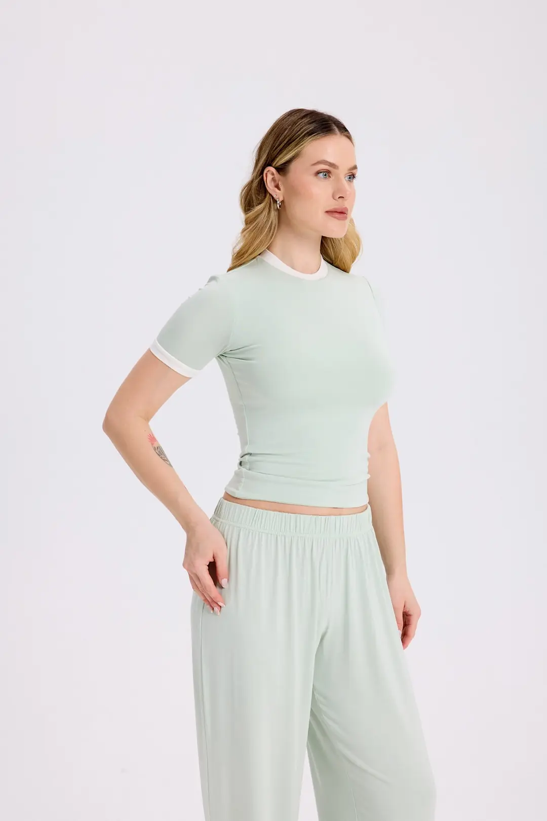 OZY - KONTRAST DETAY KISA KOL T-SHIRT — 3