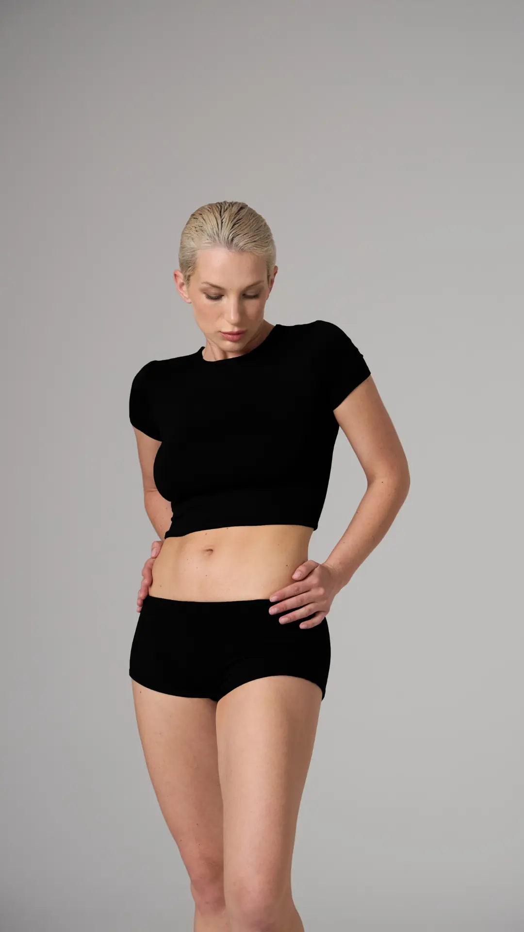 OZY - YUVARLAK YAKA KAP KOL CROP T-SHIRT — 1