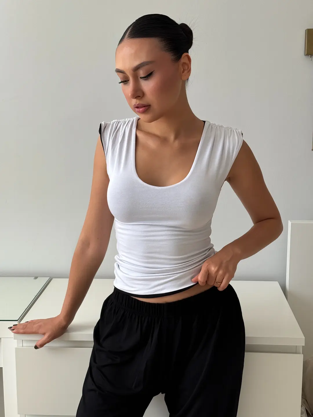 HELENIE DUAL - ÇİFT TARAFLI & ÇİFT RENKLİ U YAKA OMUZ BÜZGÜ DETAYLI T-SHIRT — 2