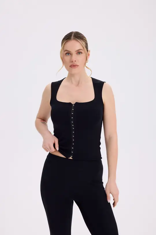 Tugbaé - Kare Yaka Agraf Kapamalı Kolsuz Top