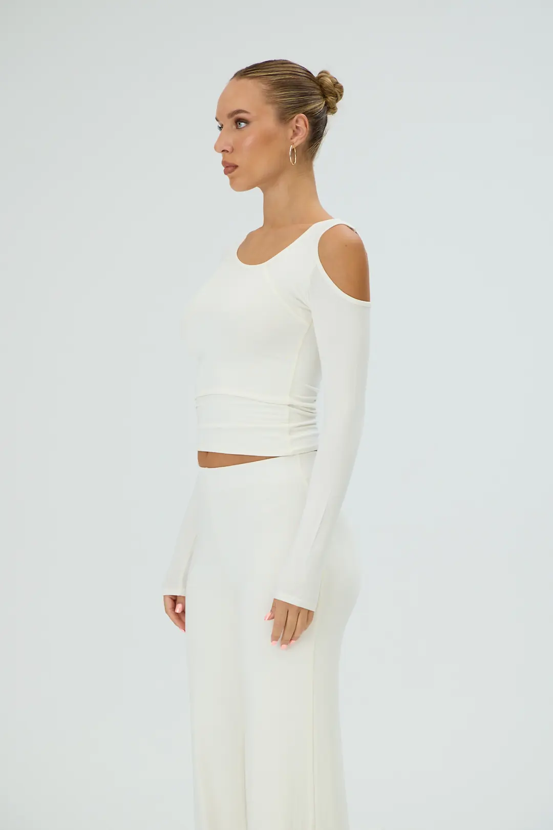 NOLA - KÖŞELİ ÇAPRAZ YAKA OMUZ DETAYLI T-SHIRT - CREAM