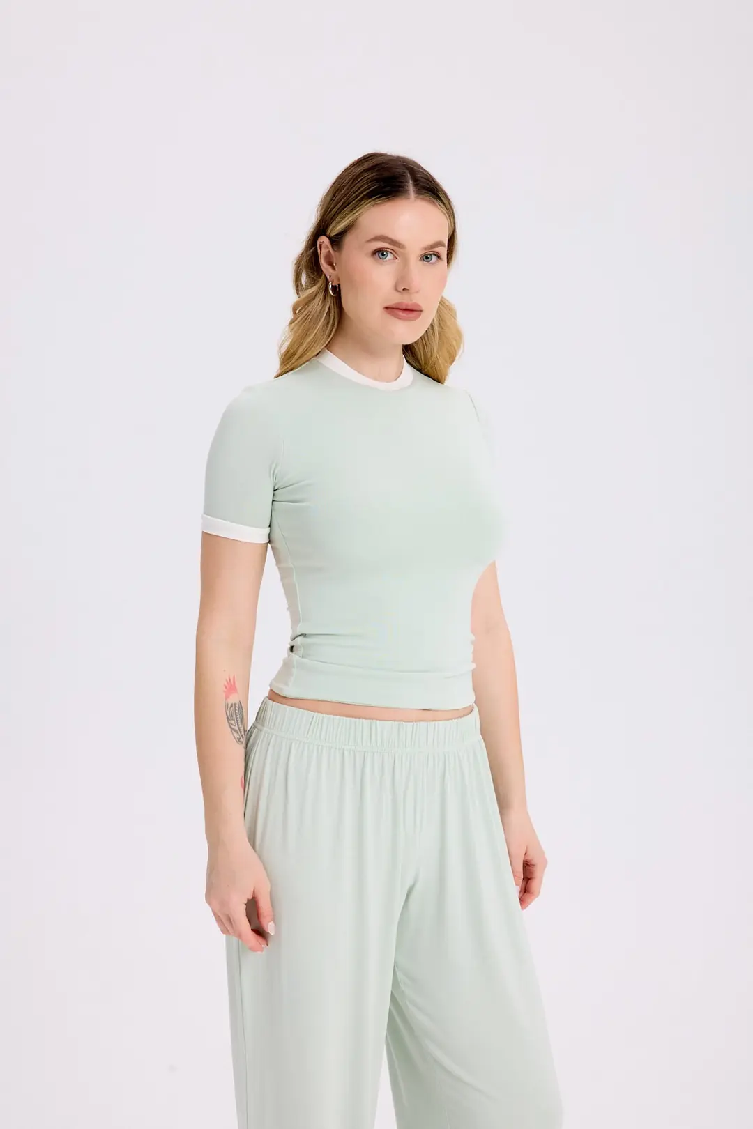 OZY - KONTRAST DETAY KISA KOL T-SHIRT — 2